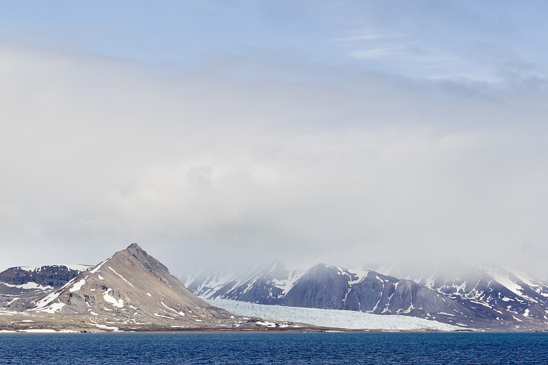 欧洲，挪威，斯匹次卑尔根群岛，斯瓦尔巴特群岛，带北冰洋的山脉图片下载