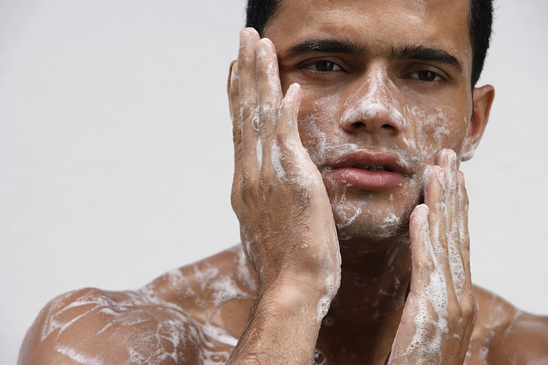 男人覆盖在肥皂泡沫图片下载