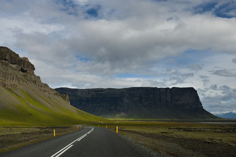 冰岛，道路沿着悬崖图片下载