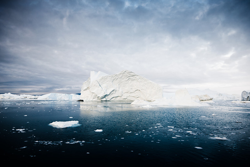 穆迪天空下的北极冰山格陵兰图片下载