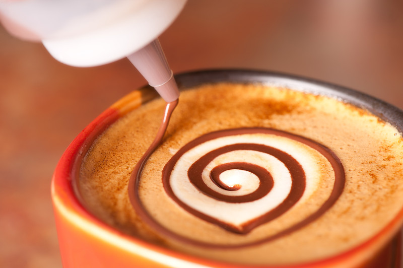 拿铁咖啡上的巧克力图案图片下载