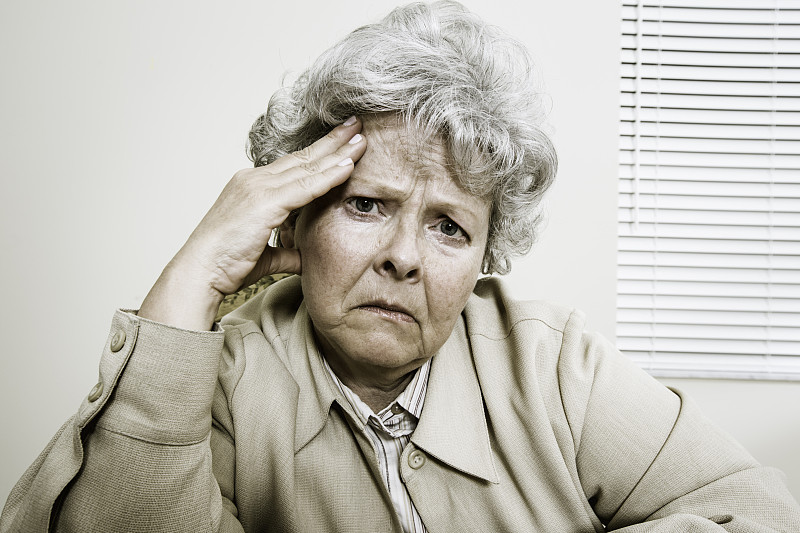 一名表现出极度消极情绪的女性高管表示头痛图片下载
