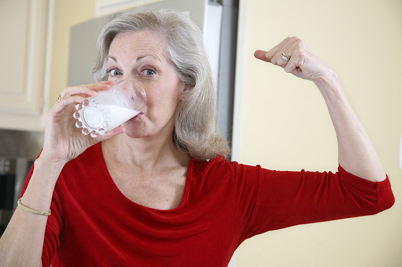 老年女性喝牛奶养生图片下载