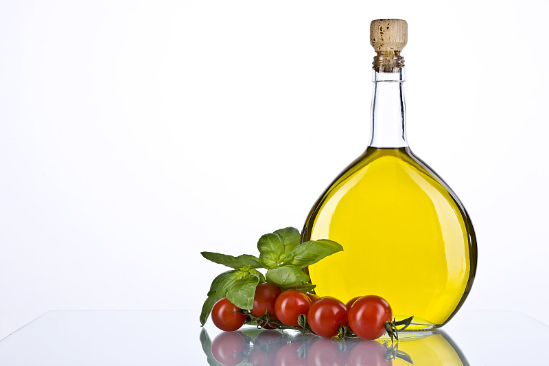 橄榄油和樱桃番茄放在前面图片下载
