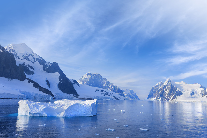 南极勒梅尔海峡雪山图片下载