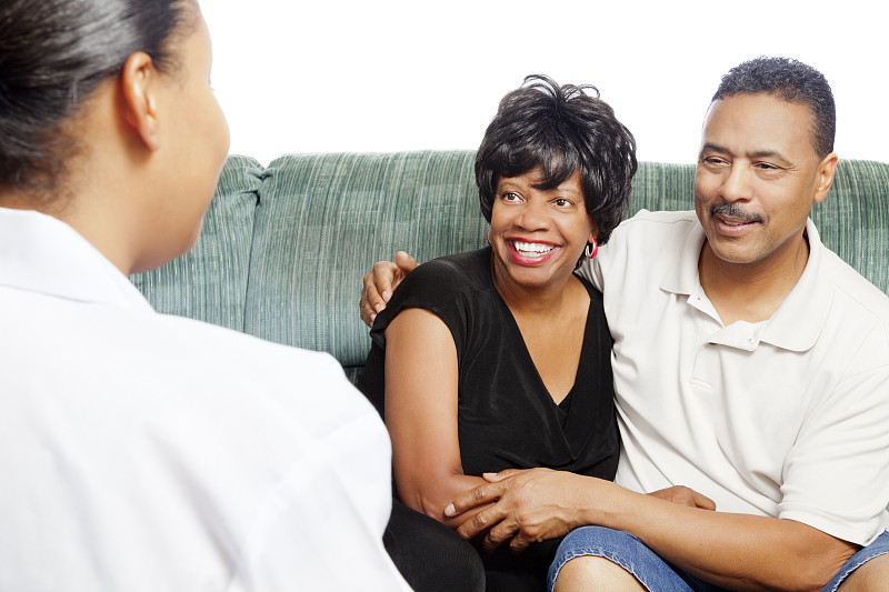 幸福的非裔美国人在白人婚姻顾问那里图片下载