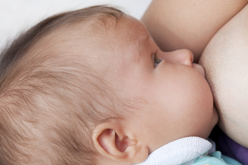 婴儿母乳喂养图片下载