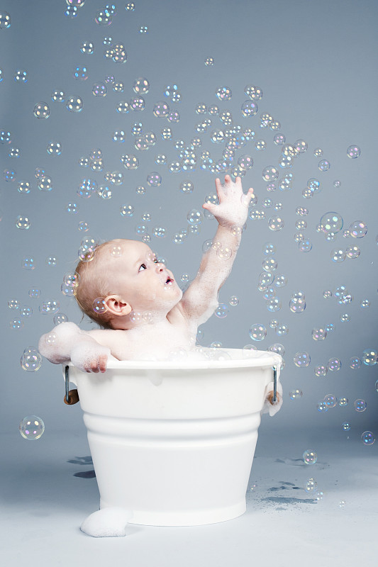 宝宝在浴缸里图片下载