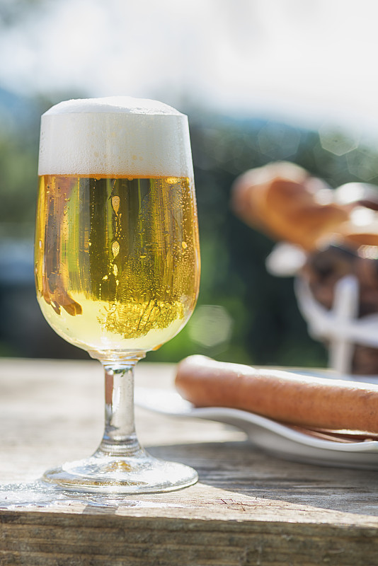新鲜啤酒和法兰克福香肠，德国风格图片下载
