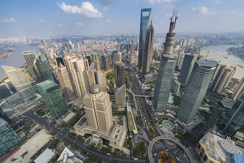 上海浦东的摩天大楼直插蓝天图片下载