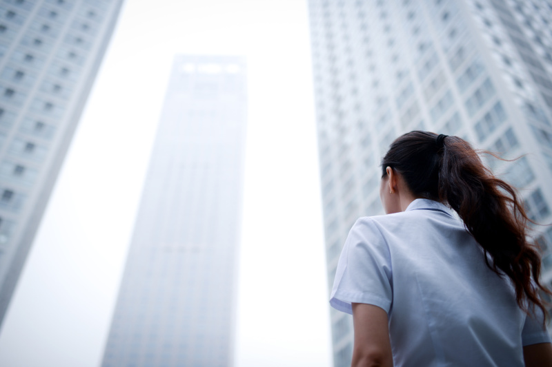 商业女人与摩天大楼办公楼背景- XXXXXLarge图片下载