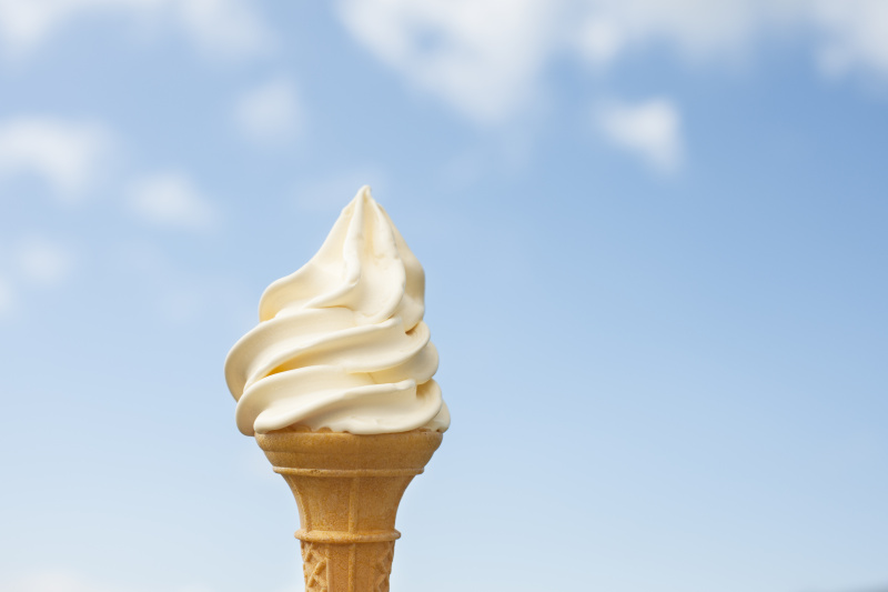 蓝天映衬下的冰淇淋图片下载