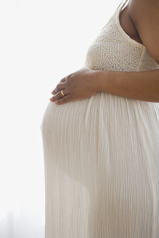 孕妇触摸腹部，侧视图，特写图片下载