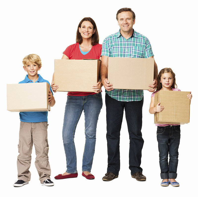 抱着纸箱的幸福家庭-孤立图片素材