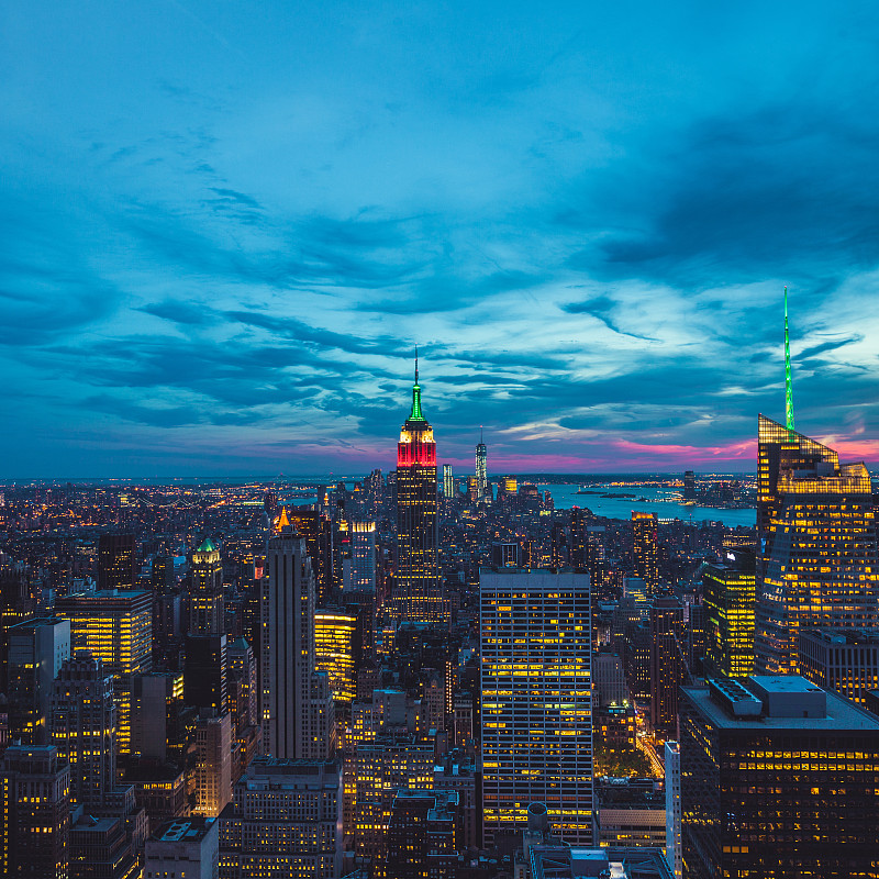 曼哈顿鸟瞰图在黄昏，纽约市图片素材