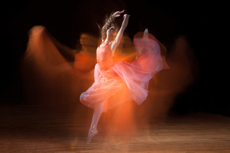 美丽的芭蕾舞演员在黑暗的舞台上与鬼魂跳舞图片下载