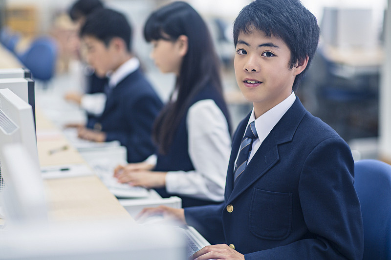 计算机课上的一个日本男孩图片素材