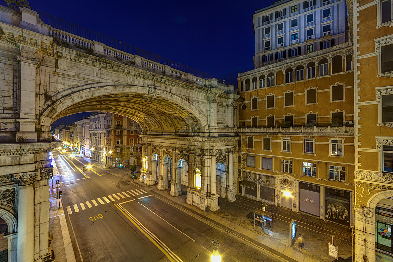 意大利，热那亚，购物街XX塞特姆布雷和纪念碑桥在晚上图片下载