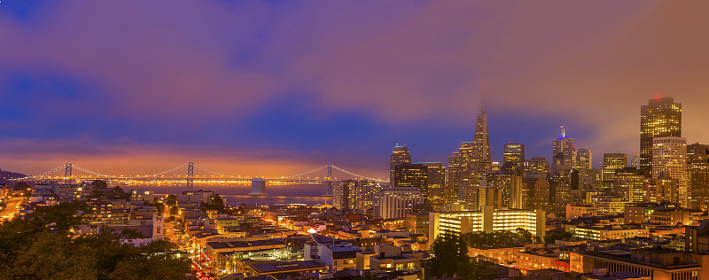 旧金山市中心和海湾大桥在低雾全景图片下载