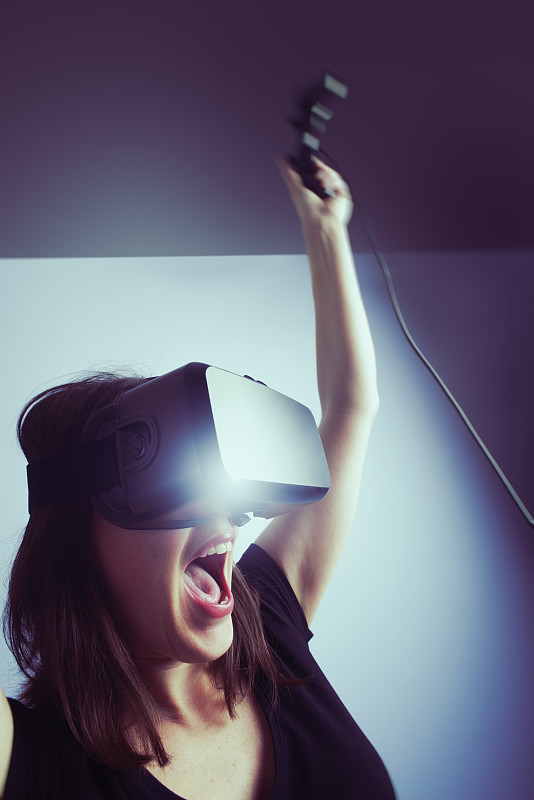女人赢得电子游戏与虚拟现实耳机图片下载