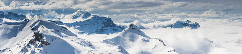 白雪皑皑的山峰高耸入云，瑞士阿尔卑斯山全景图片下载