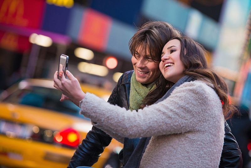 一对年轻夫妇在自拍，美国纽约图片下载