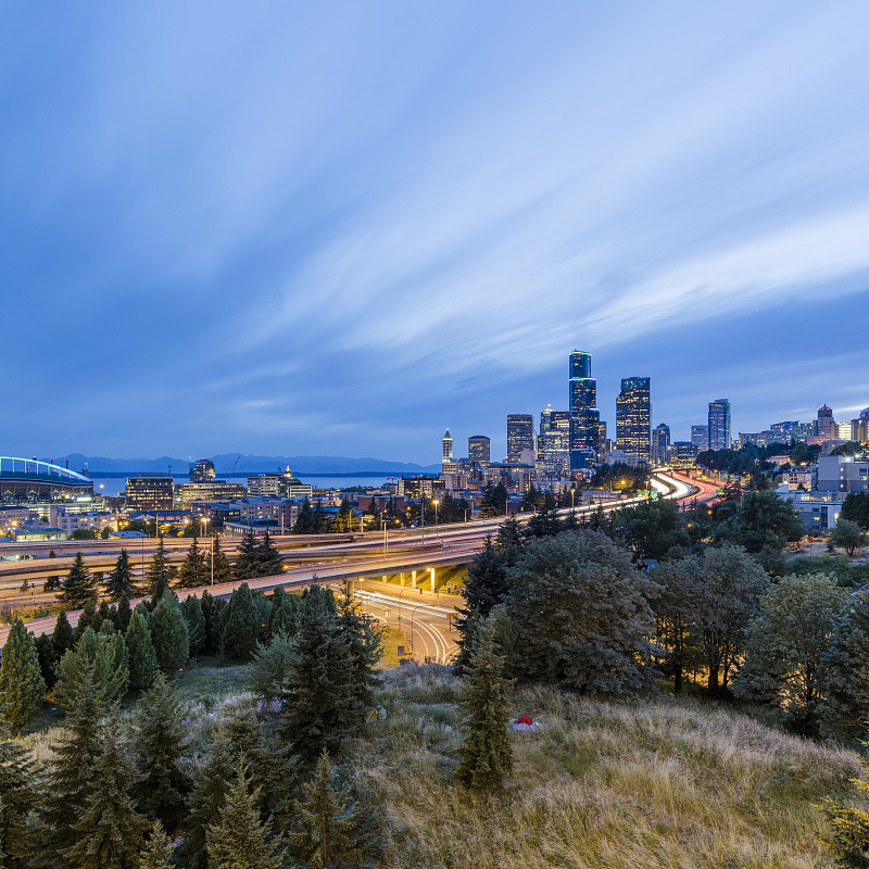 西雅图的通勤。华盛顿西雅图的夜景图片下载