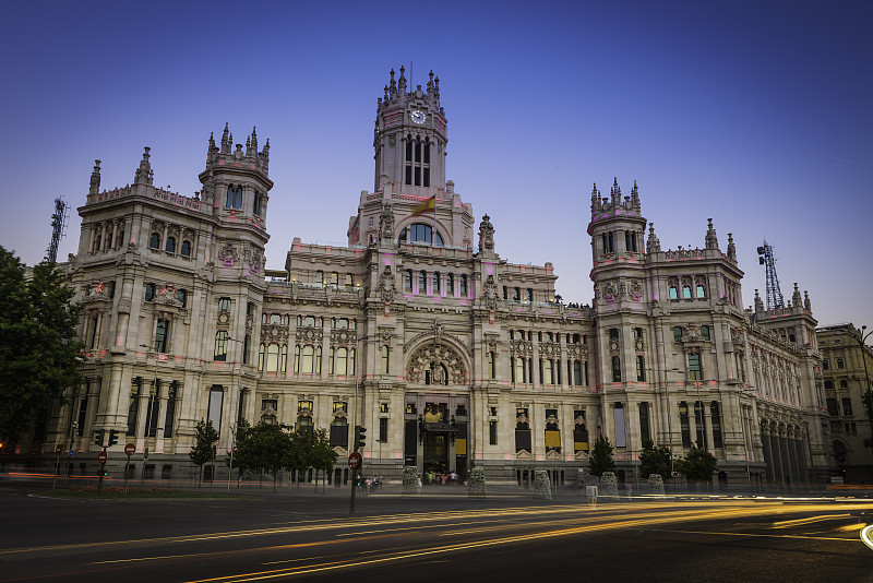马德里西贝莱斯宫的交通急速穿过西班牙西贝莱斯广场图片素材