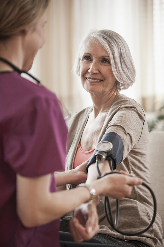 年长的白人妇女，由护士检查血压图片下载