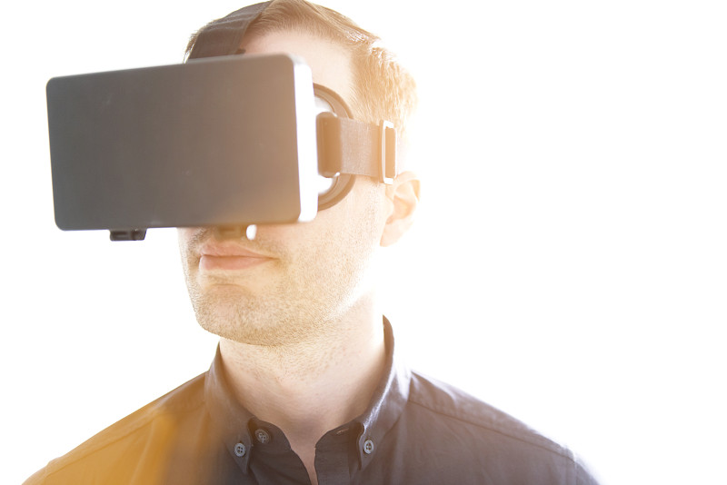 男人戴的虚拟现实眼镜图片下载