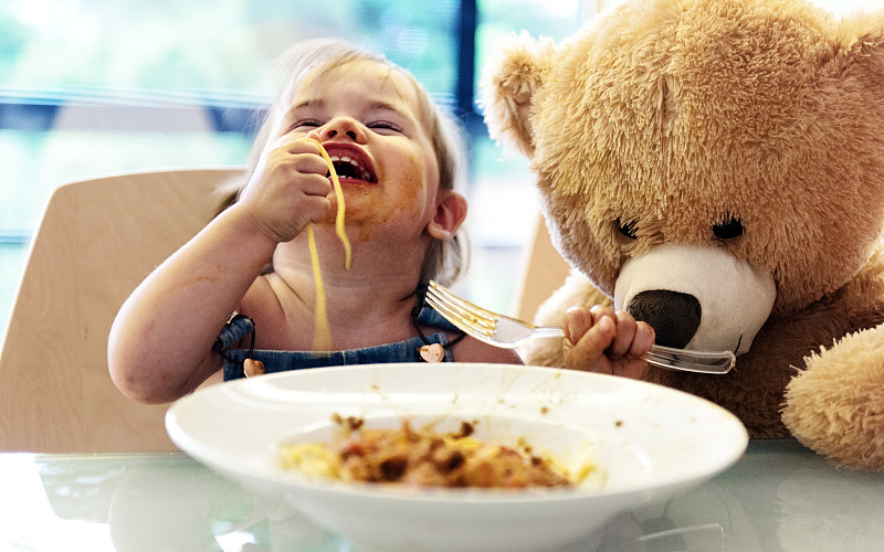 小女孩2岁的小女孩在吃面条图片下载
