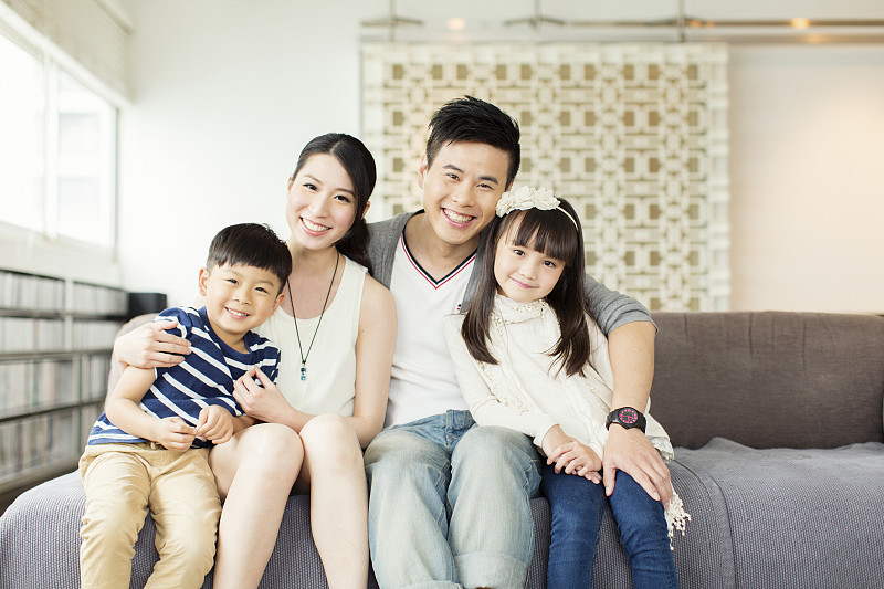 年轻的中国家庭图片素材