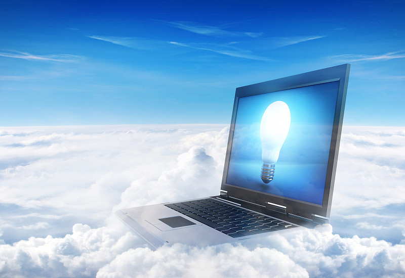 图上的笔记本电脑在云景显示灯泡在屏幕上代表云计算图片下载