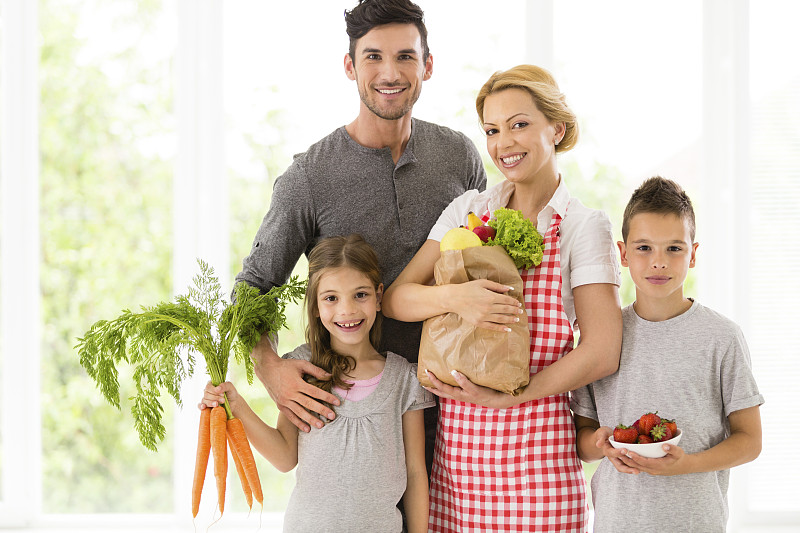 幸福家庭抱健康食品图片下载