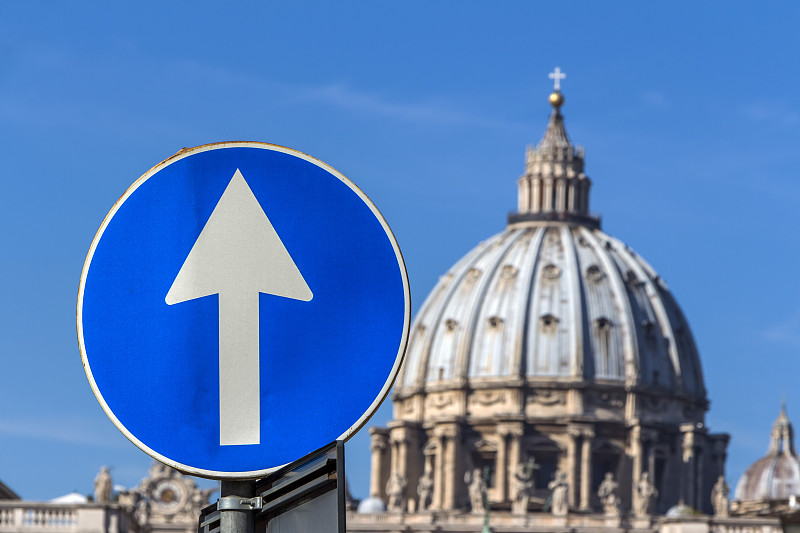 意大利，罗马，圣彼得大教堂前的路标图片下载