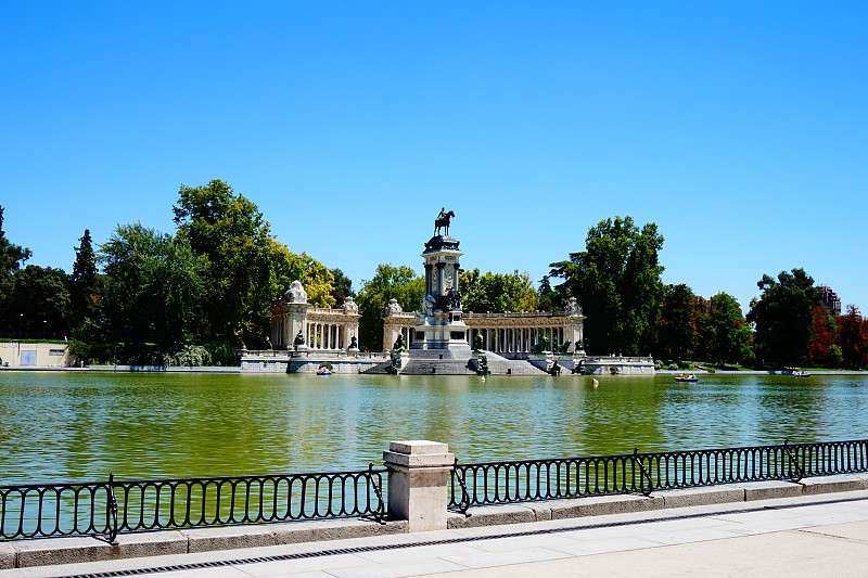 雷蒂洛公园，纪念碑阿方索十二世，马德里，西班牙图片素材