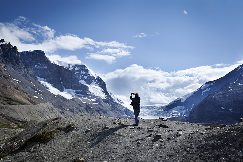 游客在加拿大贾斯珀国家公园拍摄冰川图片下载