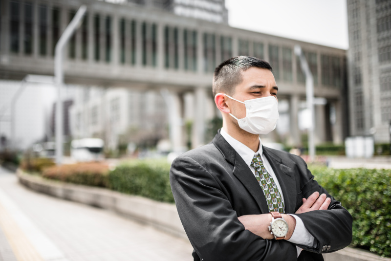 日本商人戴着污染口罩抗击流感图片下载