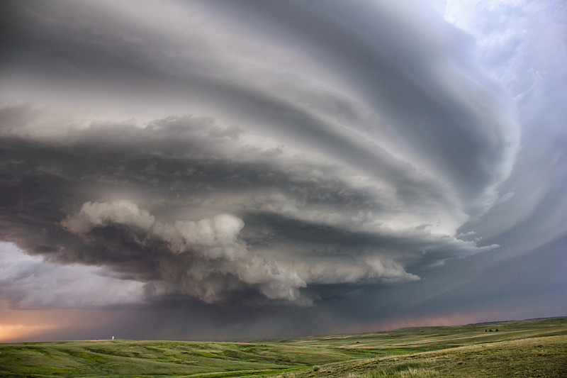 Anticyclonic supercell thunderstorm swirling over the plains, Deer Trail, Colorado, USA图片素材