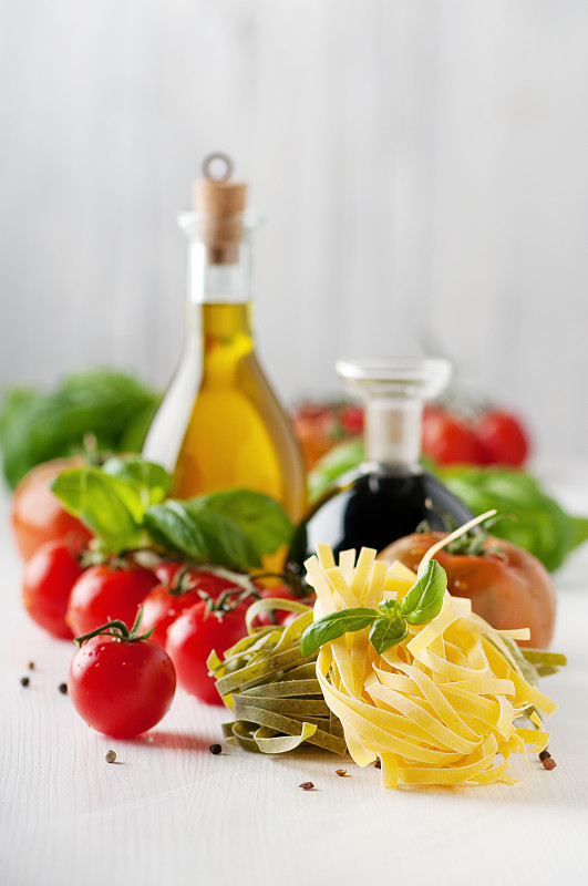 意大利面，番茄，罗勒，油和醋图片下载