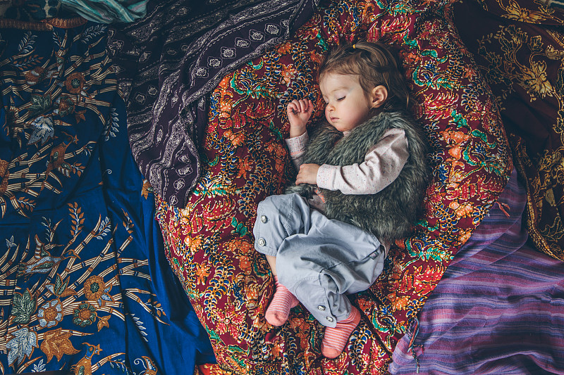孩子安静地睡在五颜六色的床单上图片下载