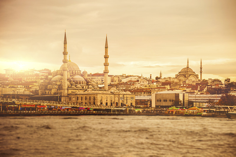 黄昏时的伊斯坦布尔城市景观图片下载