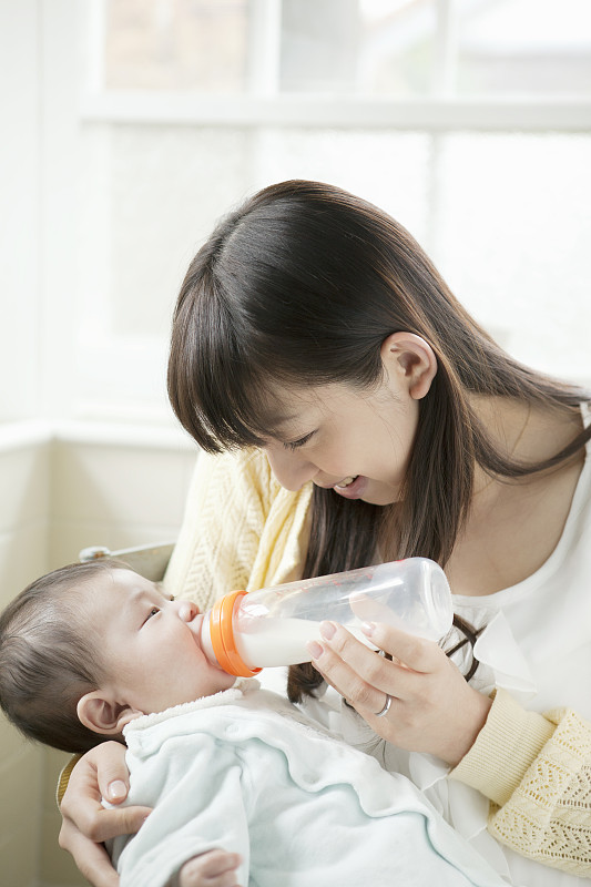 给婴儿喂奶的母亲图片下载