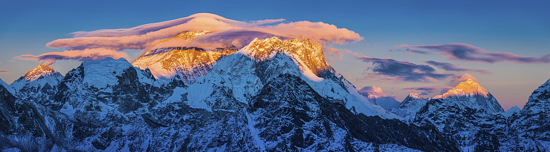 喜马拉雅山山顶上的珠穆朗玛峰日落全景透镜状云图片下载