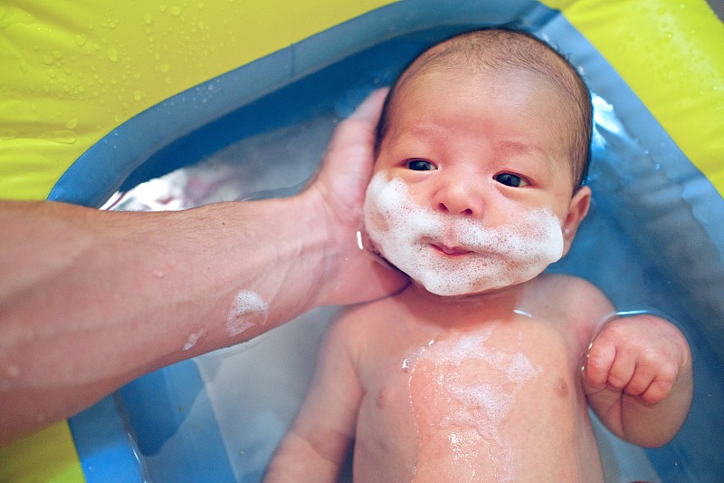 用肥皂洗澡的男婴图片下载