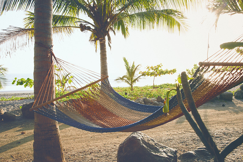 日落时分，哥斯达黎加海滩上的吊床图片下载