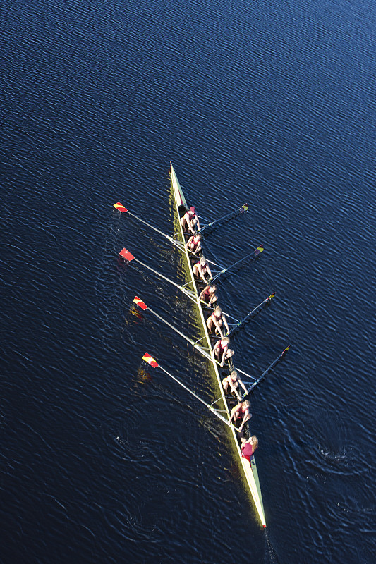 高处的女性划船八在水图片下载
