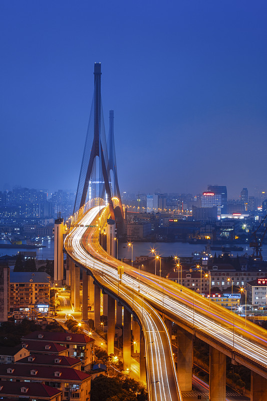晚上的上海天际线和杨浦大桥图片下载