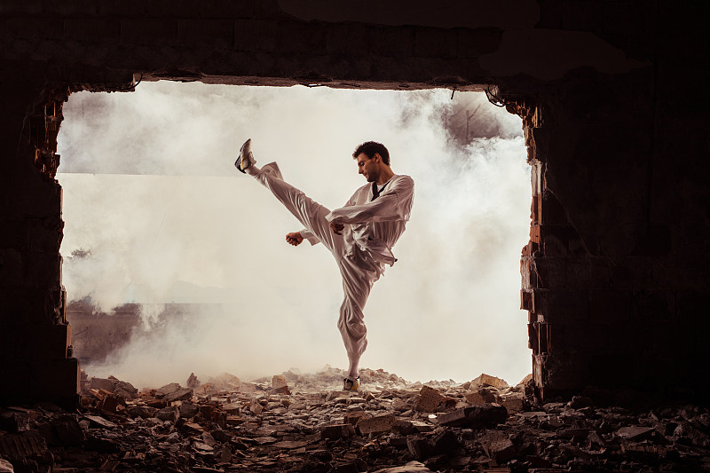 跆拳道战士在废墟中练习武术。图片下载