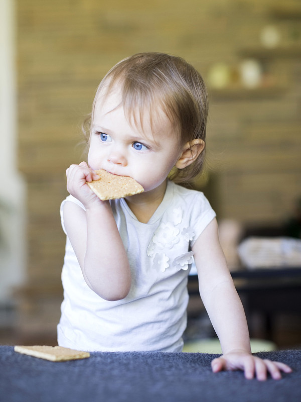 美国，犹他州，盐湖城，女孩(12-17个月)吃水饼干图片下载